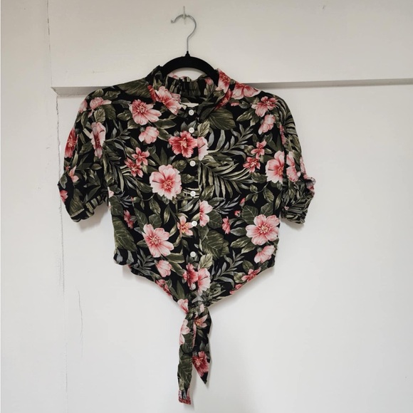 American Eagle Short Sleeved Button Up Top - Picture 1 of 3